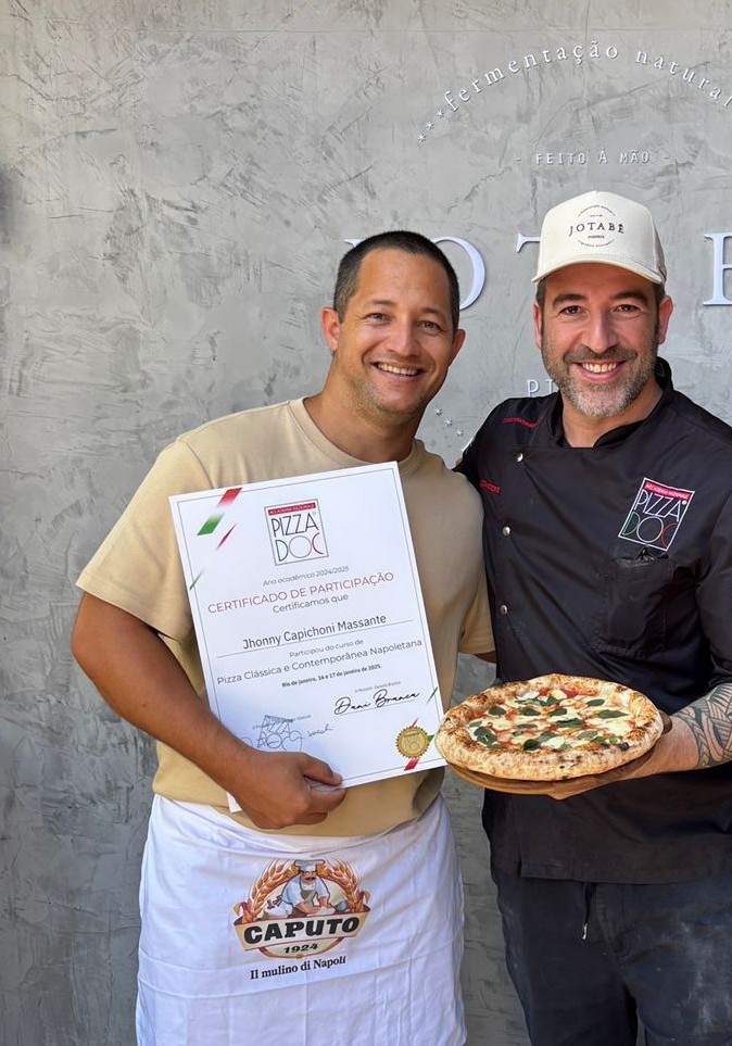 Chef pizzaiolo da Lievità preparando pizza napoletana artesanal em Araruama